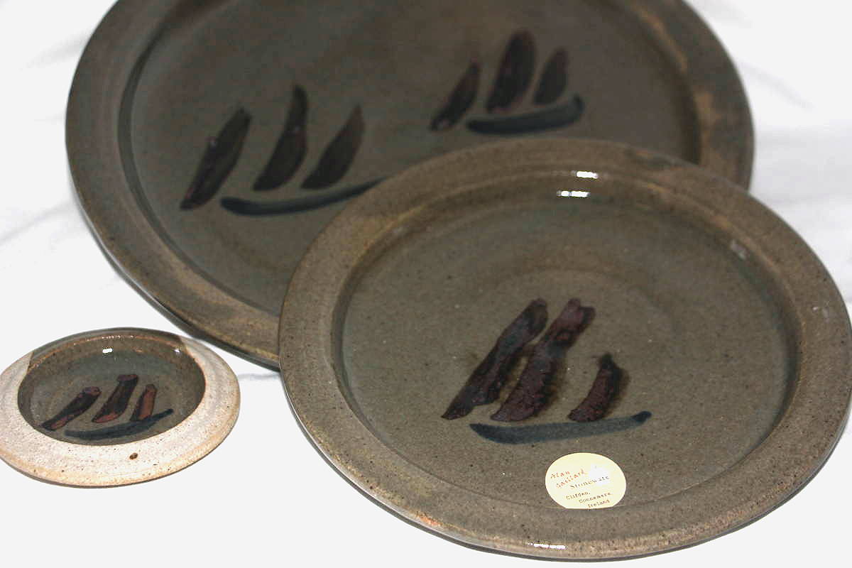 Alan-gaillard-irish-pottery-connemara-stoneware-plates-hooker