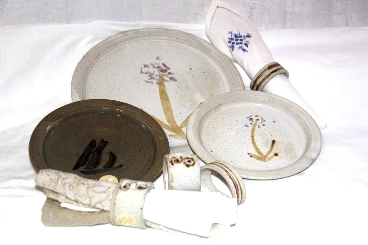 Alan-gaillard-irish-pottery-connemara-stoneware-plates-serviette